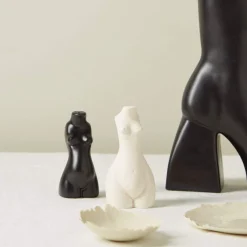 Anissa Kermiche Paire De Salieres Et Poivrieres Pour Le Corps (Beige, Noir)
