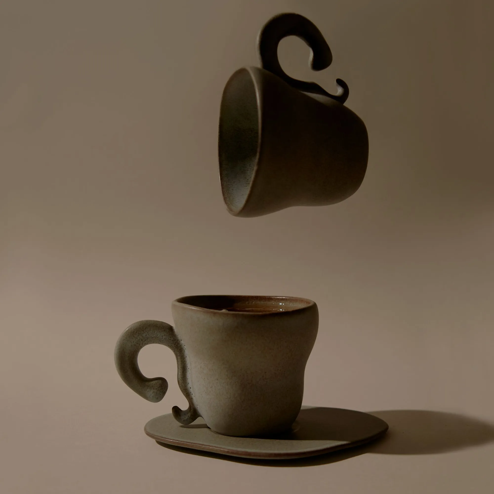 Anissa Kermiche Renversez Les Tasses De The (Gris Tachete De Rousseur Mat)
