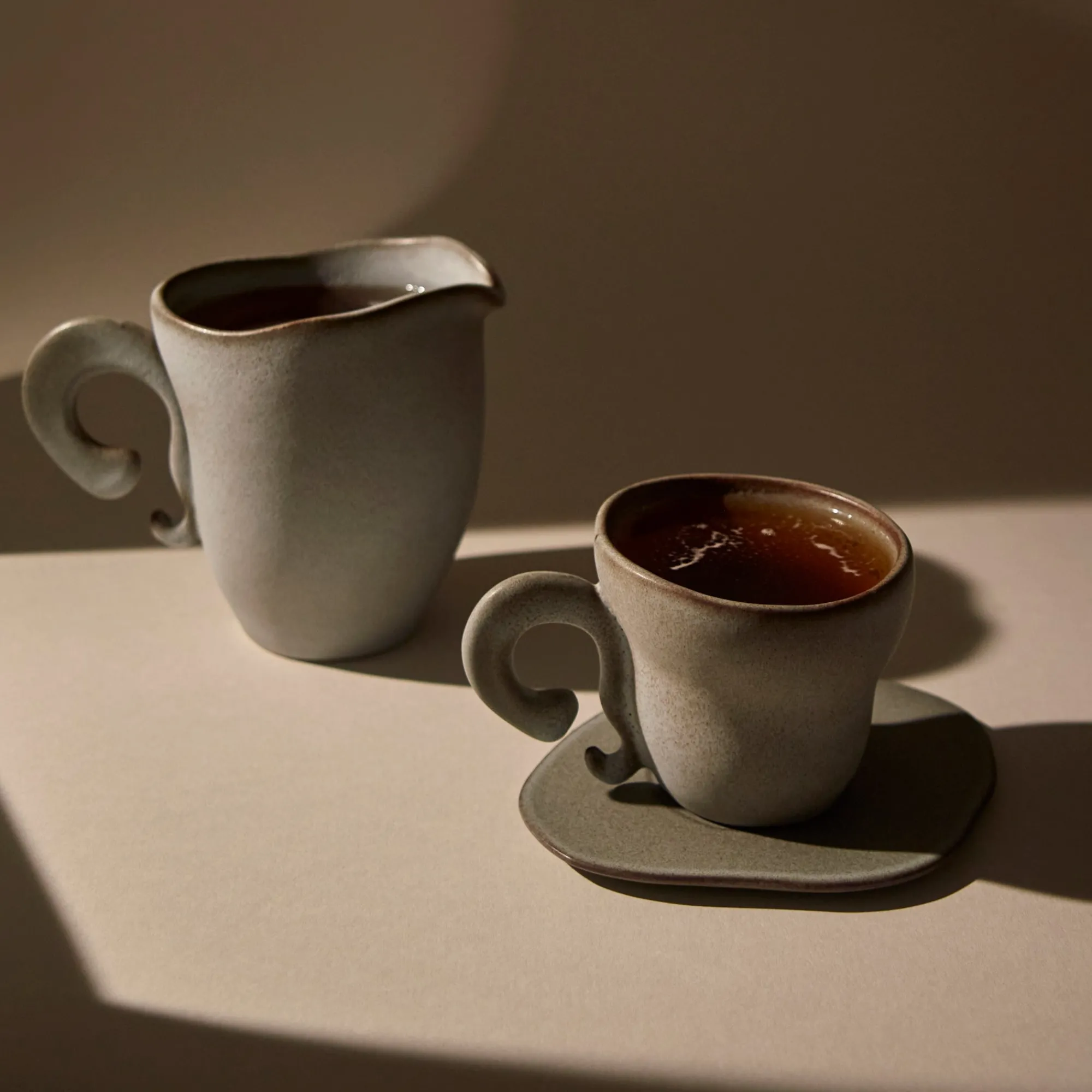 Anissa Kermiche Renversez Les Tasses De The (Gris Tachete De Rousseur Mat)